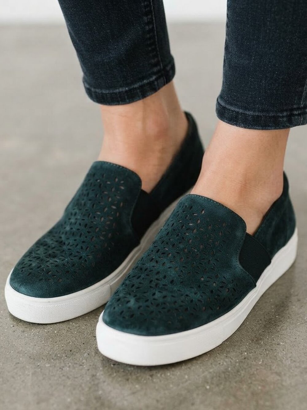 Vionic Shoes Women's 9.5 Black Leather Sneakers Perforated Flats Loafers
